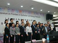 Prof. Jack Cheng (6th from left, front row), Pro-Vice-Chancellor of the Chinese University of Hong Kong and Prof. Chan Hsiao-chang (1st from right, front row), Director of the Epithelial Cell Biology Research Centre participate in the “Symposium on Frontiers in Epithelial Cell Biology Research 2009”